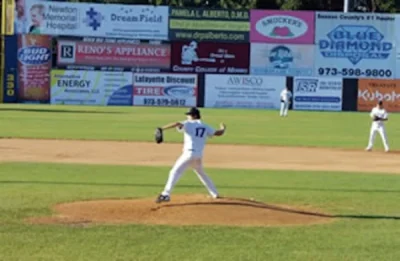 Knuckleball-Nation-Chris-Nowlin-pitches-in-pro-baseball-game-600x392